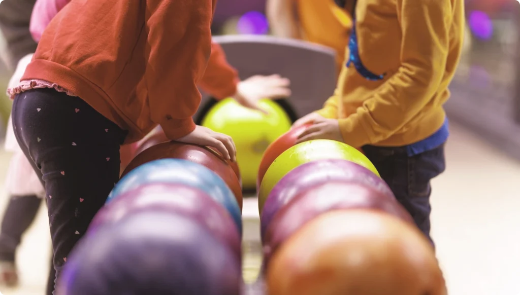Barn vid bollstället väljer klot inför bowlingkalaset
