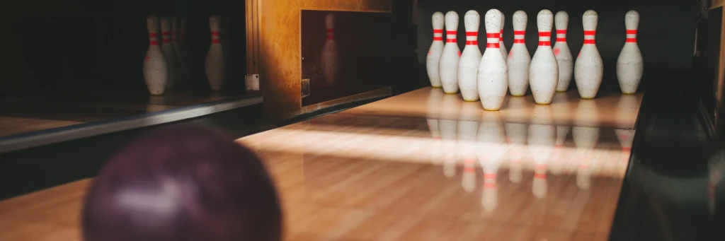 Bowlingklot på väg mot käglorna i Kristinehamn