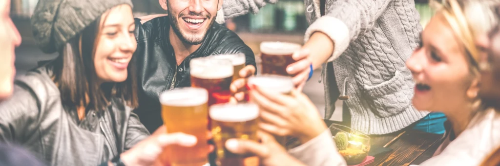 Gäng i mössor skålar vid bordet efter bowlingen