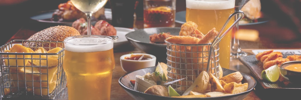 Barbord med öl, vin och tilltugg i sportbaren